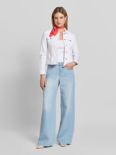 Vrouwenmodel draagt Regular Fit jeansjack van katoenmix van Tom Tailor, look: effen kleuren, platte kraag, knoopsluiting, labelapplicatie, lange mouw, mouwboord, taillebandje, borstzakken, zijzakken, materiaalverwerking: denim, Ganzkörperansicht von voren.