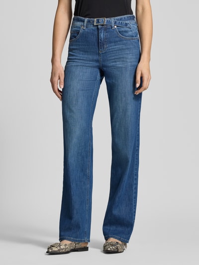 Frauenmodel trägt Wide Fit Jeans im 5-Pocket-Design Modell 'Lara City' von Angels aus Baumwoll-Mix mit Stretch-Anteil, Ganzkörperansicht von vorne.