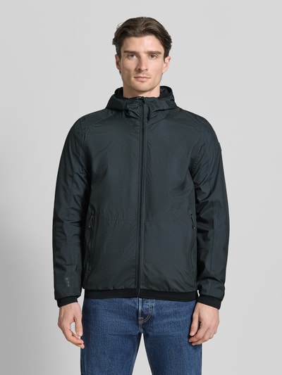 Mannelijk model draagt Jacke mit Kapuze Modell 'KOS' van Killtec, rechte fit, capuchon, ritssluiting, zijzakken, voorkant volledig in beeld.