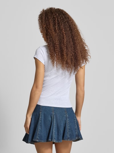 Frauenmodel trägt T-Shirt mit Rundhalsausschnitt Modell 'EVERYDAY' von Topshop aus Baumwoll-Mix, Slim Fit, weiß, Rückenansicht Ganzkörperansicht.