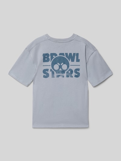 Junge trägt T-Shirt mit Statement-Print von Mango aus reiner Baumwolle, Regular-Fit, gerippter Rundhalsausschnitt, Rückenlänge 52 cm, Ganzkörperansicht Rückansicht.