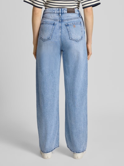 Frauenmodel trägt Straight Leg Jeans im 5-Pocket-Design von ARMANI EXCHANGE, hellblau, Baumwoll-Mix, Gerader-Schnitt, Ganzkörperansicht Rückansicht.