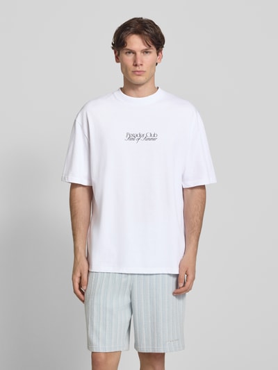 Męski model trägt Oversized T-Shirt mit Label-Print Modell 'Ramon' von PEGADOR, bawełna, okrągły dekolt, długość tyłu w rozmiarze m: 70 cm, Ganzkörperansicht von vorne