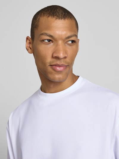 Mężczyzna nosi Regular Fit T-Shirt aus Baumwoll-Mix Modell 'GEZA-R' von Strellson, jednolity, biały, krój regular fit, bawełna, zbliżenie na górną część ciała