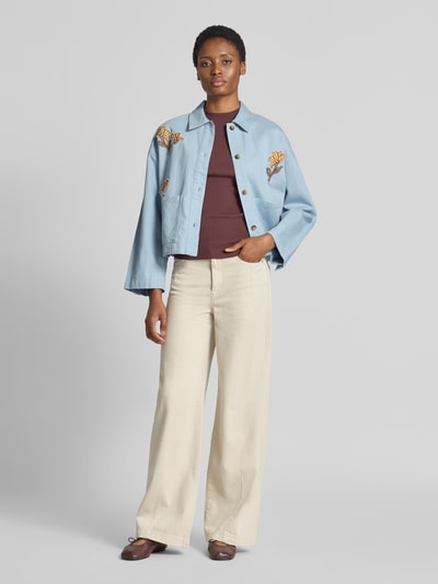 Frauenmodel trägt Regular Fit Jeansjacke mit Motiv-Stitching von Jake*s Casual, Denim-Optik in Hellblau, reine Baumwolle, Ganzkörperansicht von vorne.