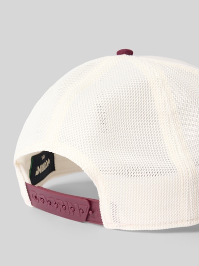 Produktfoto, Trucker Cap mit Motiv-Patch Modell 'Suede Eagle' von GOORIN BROS. aus Material-Mix mit Baumwoll-Anteil, verstärkter Schirm, größenverstellbar, Rückseite in Creme und Bordeaux, Netzstruktur