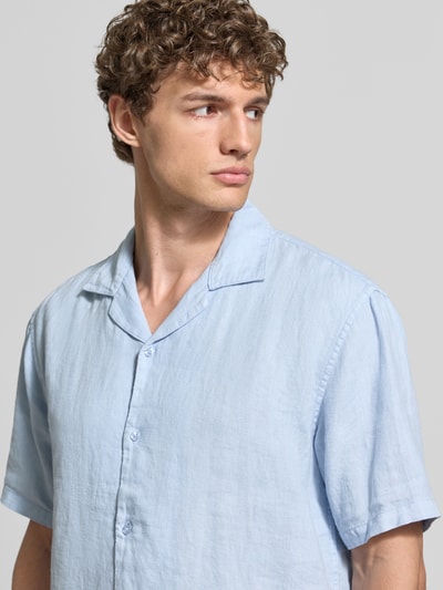 Männermodel trägt Regular Fit Leinenhemd mit Reverskragen von MCNEAL, reines Leinen, Knopfleiste, hellblau, Kurzärmelig, Nahaufnahme Oberkörper.