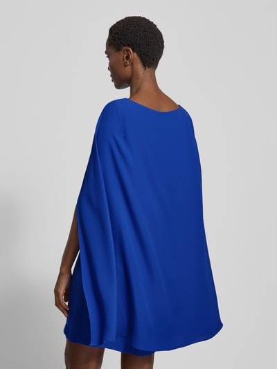 Vrouwenmodel draagt blauw Lauren Ralph Lauren Cocktailjurk met ronde hals, los model, onderjurk, model 'PETRA', rugaanzicht, context: dames cocktailjurk, ruglengte maat 36 87 cm, borstwijdte maat 36 46 cm.