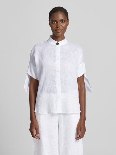 Frauenmodel trägt Regular Fit Bluse mit Stehkragen und Knopfleiste von ARMANI EXCHANGE, weiße Struktur, Knotendetail an Ärmeln, Ganzkörperansicht von vorne. Rückenlänge bei Größe S: 67 cm, Ärmellänge bei Größe S: 20 cm.