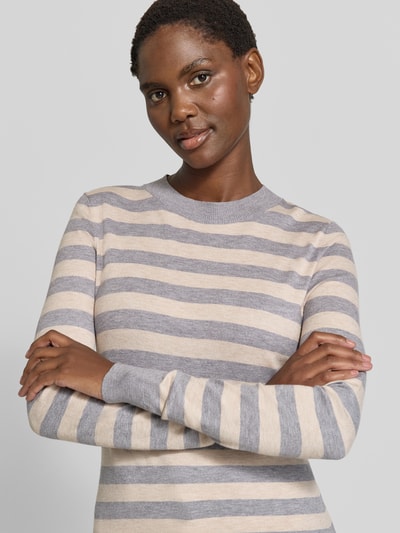 Frauenmodel trägt Strickpullover mit Rundhalsausschnitt von Christian Berg Woman in Grau und Beige mit tailliertem Schnitt, Nahaufnahme Oberkörper.