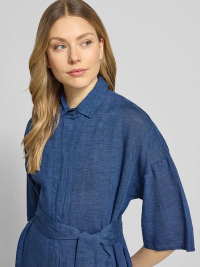 Vrouwenmodel draagt Leinenkleid aus reinen Leinen Modell 'Derby' van 0039 Italy in blauw, getailleerd, halflange mouwen, platte kraag, semi-transparant, stoffen band, knoopsluiting, vooraanzicht, close-up bovenlichaam.