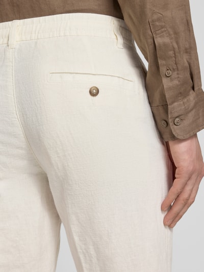 Männermodel trägt Straight Leg Leinenhose mit Tunnelzug Modell 'LEROY' von SELECTED HOMME, Flammgarn-Struktur, Detailaufnahme Rückansicht.
