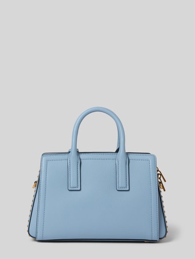 Produktfoto, Torebka z detalem z logo model 'Laila' od MICHAEL Michael Kors, główna przegroda z zamkiem błyskawicznym, pasek na ramię, odpinany pasek, szerokość w rozmiarze 1: 29 cm, długość w rozmiarze 1: 19 cm, głębokość w rozmiarze 1: 11 cm, długość paska na ramię w rozmiarze 1: 130 cm, jasnoniebieska, prostokątne kształty, gładka tekstura
