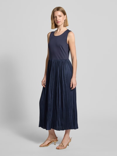 Frauenmodel trägt Midikleid im 2-in-1-Look mit Rundhalsausschnitt von ROBE LÉGÈRE, Reine Baumwolle, Gerader-Schnitt, Falten, Ganzkörperansicht von vorne.