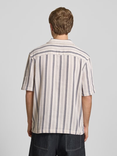 Männermodel trägt Relaxed Fit Freizeithemd mit Logo-Stitching von REVIEW, cremefarben mit blauen Streifen, Reverskragen, Rückansicht, Ganzkörperansicht Rückansicht. Rückenlänge 69 cm, Schulterbreite 49 cm, Ärmellänge 27 cm.