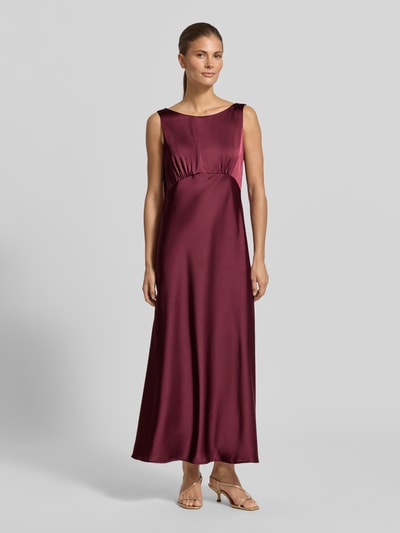 Frauenmodel trägt Cocktailkleid aus Satin mit Rundhalsausschnitt von V by Vera Mont in Bordeaux, A-Linie, Maxikleid, Ganzkörperansicht von vorne, Rückenlänge 137 cm, Brustweite 41 cm, Größe 36.