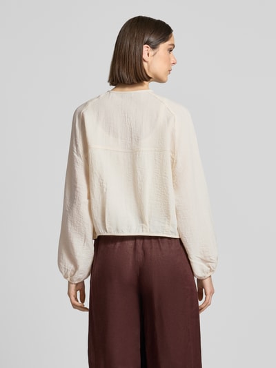 Frauenmodel trägt Blouson aus Viskose-Mix mit Rundhalsausschnitt Modell 'Jarosa' von OPUS in Creme, Loose-Fit, Raglanärmel, Struktur. Ganzkörperansicht Rückansicht. Damen Blouson, Rückenlänge 50 cm, Schulterbreite 47 cm, Brustweite 54 cm, Ärmellänge 60 cm.