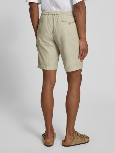 Männermodel trägt Shorts mit Kordelzug von bugatti, Leinen-Baumwoll-Mix, Regular-Fit, Gesäßtaschen, Ganzkörperansicht Rückansicht.
