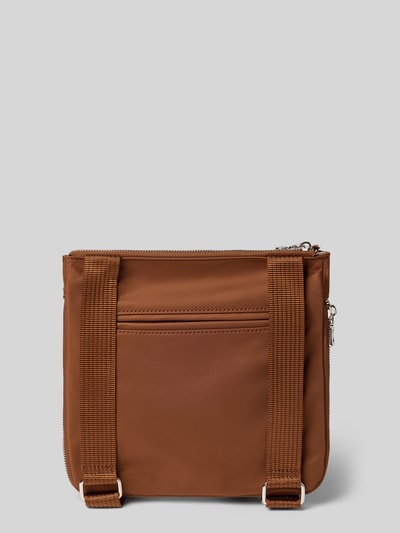 Produktfoto, Handtasche mit Logo-Detail Modell 'Serena' von BOGNER in Braun, rechteckige Form, glatte Textur, verstellbarer Schulterriemen, Hauptfach mit Reißverschluss, Fronttasche, Maße 25x24x2 cm, Schulterriemen 118 cm