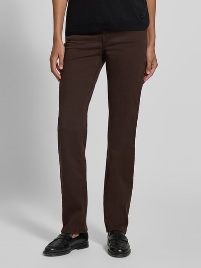 Frauenmodel trägt dunkelbraune Straight Fit Jeans aus Baumwoll-Mix Modell 'CAROLOA' von Brax, Damen Straight Fit Jeans, Ganzkörperansicht von vorne.