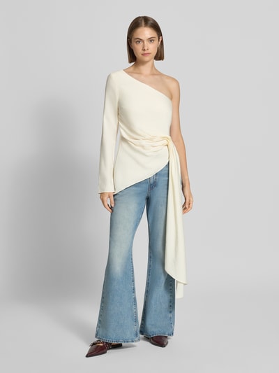 Kobieta prezentuje bluzkę im One-Shoulder-Design aus Modal-Mix von Topshop, dopasowany krój, marszczenie z trenem w talii, długi rękaw, kolor jasny, tekstura gładka, długość tyłu 53 cm w rozm. 36, długość rękawa 56 cm w rozm. 36, Ganzkörperansicht von vorne