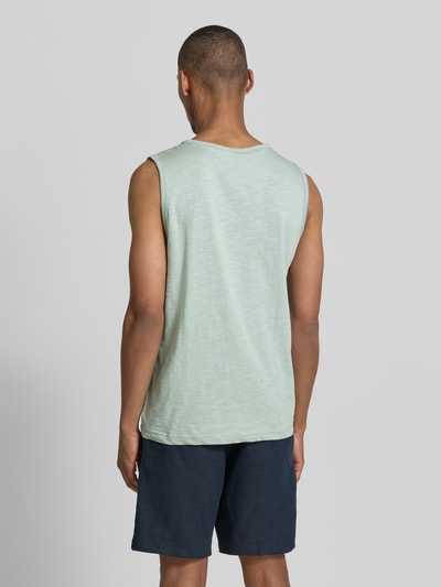 Männermodel trägt Tanktop mit Statement-Print und Rundhalsausschnitt von Lerros aus Reine Baumwolle, Regular-Fit, Rückenlänge 67 cm, Ganzkörperansicht Rückansicht.
