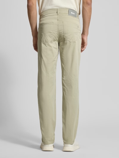 Männermodel trägt Slim Fit Stoffhose mit Lyocell-Anteil Modell 'Cadiz' von Brax in Beige, 5-Pocket-Design, Rückansicht Ganzkörperansicht.