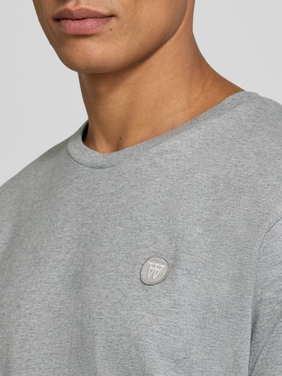 Wood Wood T-Shirt mit Label-Stitching und Rundhalsausschnitt Mittelgrau 3
