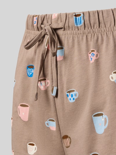 Frauenmodel trägt Pyjama-Shorts mit elastischem Bund von Jake*s Casual aus reiner Baumwolle, Allover-Look, Nahaufnahme Oberkörper.