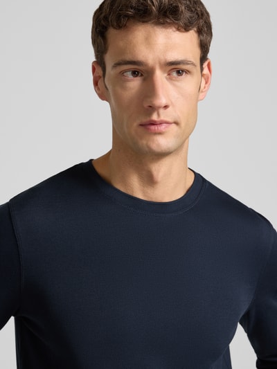 Männermodel trägt Longsleeve mit gerippten Abschlüssen Modell 'BADI' van Cinque in donkerblauw katoen, Nahaufnahme Oberkörper. Regular Fit, ronde hals.