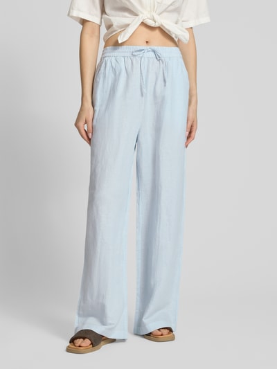 Frauenmodel trägt Weite Hose aus Leinen-Mix mit Tunnelzug von Tommy Jeans, Two Tone Optik, Loose Fit, seitliche Taschen, Ganzkörperansicht von vorne