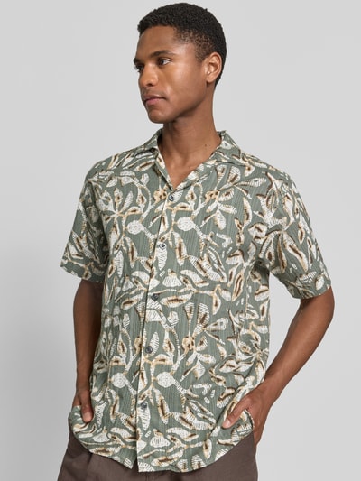 Männermodel trägt Regular Fit Freizeithemd im Allover-Look Modell 'BILBAO' von Jack & Jones Premium, Reine Baumwolle, Nahaufnahme Oberkörper. Rückenlänge 71 cm, Schulterbreite 48 cm, Ärmellänge 23 cm, grüne Grundfarbe mit beigem Muster.