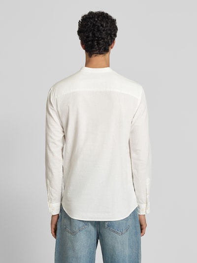 Männermodel trägt weißes Freizeithemd mit Stehkragen und Knopfleiste, Baumwoll-Leinen-Mix, Regular-Fit, Modell 'BREEZE' von Jack & Jones, Rückenlänge 75 cm, Schulterbreite 48 cm, Ärmellänge 64 cm, Ganzkörperansicht Rückansicht.