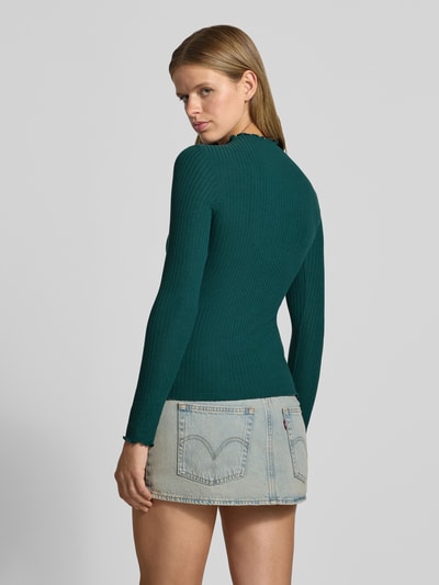 Männermodel trägt grünes, geripptes Slim Fit Langarmshirt mit Viskose-Anteil Modell 'EMMA' von ONLY, Damen Langarmshirt, Ganzkörperansicht Rückansicht