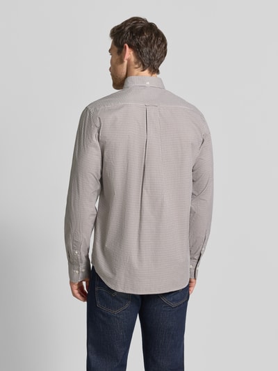 Männermodel trägt Regular Fit Freizeithemd aus reiner Baumwolle von GANT, feines Karomuster in Grau und Weiß, Ganzkörperansicht Rückansicht.