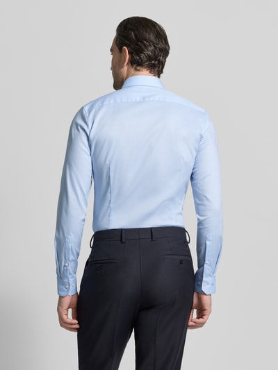Mężczyznamodel nosi Slim Fit Businesshemd mit Kentkragen od OLYMP No. Six, jasnoniebieski, krój slim fit, długi rękaw, sportowe mankiety, elastyczna bawełna; długość pleców w rozmiarze 40: 81 cm, szerokość ramion w rozmiarze 40: 43 cm, długość rękawa w rozmiarze 40: 67 cm; całkowity widok z tyłu