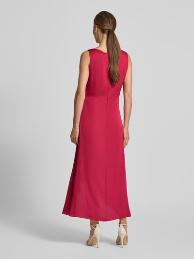 Frauenmodel trägt Cocktailkleid mit asymmetrischem Saum von Vera Mont in kräftigem Pink, Taillierter Schnitt, Midikleid, Rückansicht, Ganzkörperansicht Rückansicht, U-Boot-Ausschnitt, Raffung an der Taille, Rückseitiger Reißverschluss, Rückenlänge bei Größe 36: 128 cm, Brustweite bei Größe 36: 45 cm.