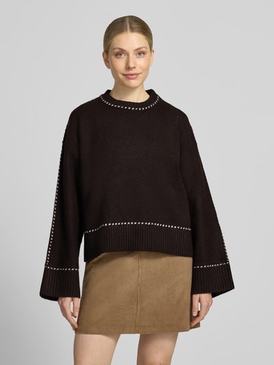 Vrouwenmodel draagt gebreide pullover met contrastnaden Model 'Roeme' van Neo Noir, katoenmix met stretch, relaxed fit, ronde hals, vooraanzicht van het hele lichaam.