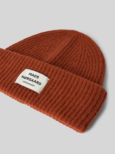 Productfoto, Beanie uit wolmix model 'Tosca Anju' van MADS NØRGAARD, elastische wolmix, brede omslag, riblook, labelpatch