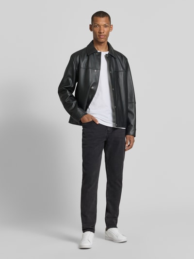 Männermodel trägt dunkelgraue Straight Fit Jeans aus Baumwoll-Lyocell-Mix Modell 'AARJO TARPA' von ARMEDANGELS, Ganzkörperansicht von vorne.