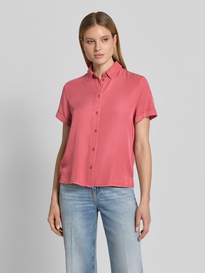 Modelka nosi Regular Fit Hemdbluse mit 1/2-Arm od Jake*s Casual, różowa, mieszanka wiskozy, kołnierzyk kent, zapięcie na guziki, krój regular fit, widok całej sylwetki z przodu.