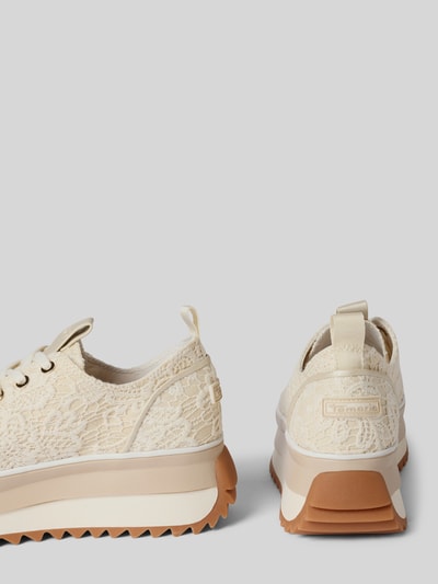 Produktfoto, Low Top Sneaker mit Ajour-Strick Optik von Tamaris zeigt unifarbenen, cremefarbenen Damenschuh mit floraler Musterung, runder Spitze, flacher Absatzform, Logo-Prägung, Label-Applikation, Schnürung und strukturierter Sohle.