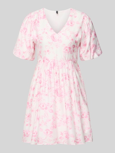 Produktfoto, Tailliertes Freizeitkleid aus Viskose-Mix Modell 'BLISS' von Vero Moda, Optik:Allover-Muster in Rosa auf Weiß, feine Webstruktur, Mini-Länge, V-Ausschnitt, kurze Ballonärmel, gerade Saumlinie