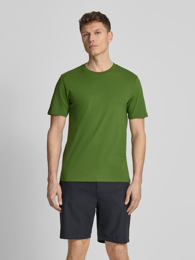 Männermodel trägt Regular Fit T-Shirt mit Logo-Stitching von Scotch & Soda aus Reine Baumwolle in Grün, Rundhalsausschnitt, Ganzkörperansicht von vorne. Herren T-Shirt, Rückenlänge bei Größe M: 69 cm.