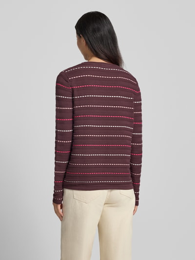 Frauenmodel trägt Strickpullover mit Struktur-Muster von Christian Berg Woman in Braun mit roten und weißen Streifen, Ganzkörperansicht Rückansicht. Reine Baumwolle, gerader Schnitt, Rundhalsausschnitt, Rückenlänge 63 cm, Ärmellänge 62 cm.