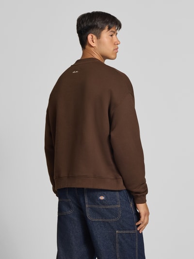 Männermodel trägt Sweatshirt mit Label-Stickerei von ANOTHER COTTON LAB, mieszanka bawełny, luźny krój, okrągły dekolt, wyhaftowane logo, prążkowane wykończenia, Długość tyłu w rozmiarze M: 63 cm, Długość rękawów w rozmiarze M: 58 cm, Ganzkörperansicht Rückansicht