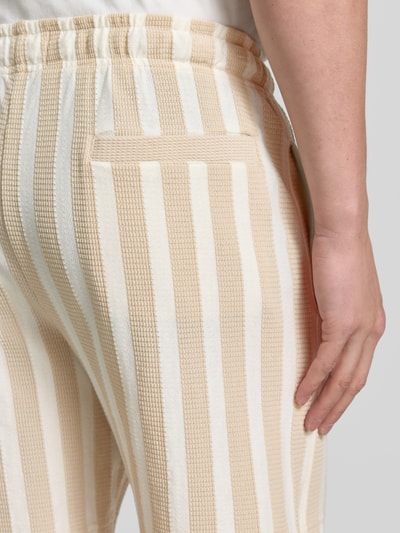 Männermodel trägt Regular Fit Shorts aus reiner Baumwolle von Marc O'Polo, Optik:Allover-Muster, gestreift, Nahaufnahme Rückansicht.