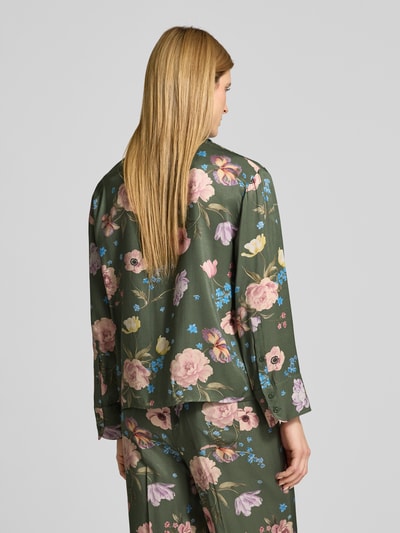 Vrouwenmodel draagt Regular Fit Blouse aus Viskose im Allover-Look van Oui, groen met bloemen, zuiver viscose, overhemdkraag, knoopsluiting, ruglengte 61 cm, mouwlengte 55 cm, all-over look, Ganzkörperansicht Rückansicht.