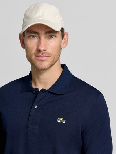 Männermodel trägt Regular Fit Poloshirt aus reiner Baumwolle von Lacoste in Dunkelblau, strukturierte Oberfläche, Nahaufnahme Oberkörper, Herren Poloshirt von Lacoste
