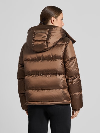 Männermodel trägt kurtkę Regular Fit mit wypełnienie z puchu i pierza Model 'Jilly' von MOS MOSH, z efektem pikowania, kaptur z tunelem, brązowy, Ganzkörperansicht Rückansicht. Długość tyłu w rozmiarze S: 62 cm, szerokość ramion w rozmiarze S: 47 cm, szerokość w rozmiarze S: 54 cm, długość rękawów w rozmiarze S: 65 cm.